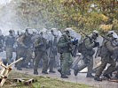 Die Soldaten sind vor dem Tränengas geschützt. (Bild öffnet sich in einem neuen Fenster)