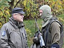 Oberstleutnant Kohlweg, l., im Gespräch mit dem Kompaniekommandanten. (Bild öffnet sich in einem neuen Fenster)