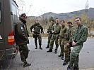 Mit Soldaten während eines Einsatzes in Mitrovica. (Bild öffnet sich in einem neuen Fenster)