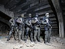 Die Soldaten der Militärpolizei hielten sich bereit. (Bild öffnet sich in einem neuen Fenster)