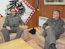 Oberstleutnant Engel, l., im Gespräch mit dem Kommandanten des Kontingents. (Bild öffnet sich in einem neuen Fenster)