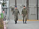 Superintendent Generalmajor Trauner, l., besucht das Hauptquartier. (Bild öffnet sich in einem neuen Fenster)