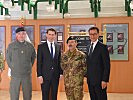 Kurz mit Brigadier Wessely, Generalmajor Farina und Botschafter Brieger. (Bild öffnet sich in einem neuen Fenster)