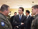 Außenminister Kurz im Gespräch mit österreichischen Soldaten. (Bild öffnet sich in einem neuen Fenster)
