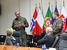 Brigadier Wessely, l., und Oberstleutnant Klein beantworteten Fragen. (Bild öffnet sich in einem neuen Fenster)