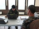 Der Erkennungsdienst beginnt mit der Arbeit. (Bild öffnet sich in einem neuen Fenster)