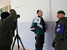 Der Unruhestifter wird erkennungsdienstlich erfasst. (Bild öffnet sich in einem neuen Fenster)