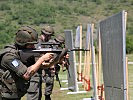Die Soldaten beim Schießtraining mit Sturmgewehren... (Bild öffnet sich in einem neuen Fenster)