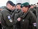 Hauptmann Schubert verlieh die Medaillen an die Soldaten der Stabskompanie. (Bild öffnet sich in einem neuen Fenster)
