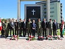 Die militärischen und diplomatischen Vertreter vor dem Denkmal. (Bild öffnet sich in einem neuen Fenster)