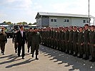 Botschafter Brieger und Brigadier Waldner schreiten die Front ab. (Bild öffnet sich in einem neuen Fenster)