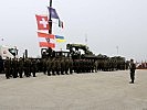 Abordnungen der "Joint Logistic Support Group" bei der Kommandoübergabe. (Bild öffnet sich in einem neuen Fenster)