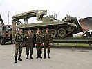 Ukrainische Pionierpanzer eignen sich auch zum Räumen von Straßenblockaden. (Bild öffnet sich in einem neuen Fenster)