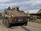 Mit einem Radpanzer "Pandur" kommt die Militärpolizei zum Einsatzort. (Bild öffnet sich in einem neuen Fenster)