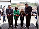 Der Bürgermeister eröffnete mit Erika Rettenbacher die neue Schule. (Bild öffnet sich in einem neuen Fenster)