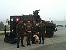 Auch ein ukrainischer Sprengstoffspürhund verstärkt die Logistiker. (Bild öffnet sich in einem neuen Fenster)