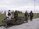 Waffen- und Geräteschau für die Besucher. (Bild öffnet sich in einem neuen Fenster)
