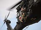 Die "Medics" lernen die Seilwinde des "Back Hawk" kennen. (Bild öffnet sich in einem neuen Fenster)