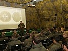 Generalleutnant Reißner im Gespräch mit den Soldaten. (Bild öffnet sich in einem neuen Fenster)
