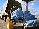 Mengen an Pakete und Briefe werden verladen. (Bild öffnet sich in einem neuen Fenster)