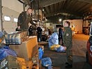 Die "Feldpostler" holen die Postsendungen vom Flughafen in Pristina ab. (Bild öffnet sich in einem neuen Fenster)