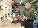 Unter den Paketen finden sich auch Weihnachtsgeschenke aus der Heimat. (Bild öffnet sich in einem neuen Fenster)