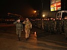 Oberst Madner, l., und Generalmajor Figliuolo beim Abschreiten der Front. (Bild öffnet sich in einem neuen Fenster)