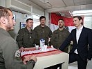 Kurz unterhielt sich mit den Soldaten und dankte für deren Arbeit. (Bild öffnet sich in einem neuen Fenster)