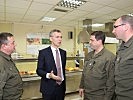 Im Anschluss führte Stoltenberg Gespräche mit den KFOR-Soldaten. (Bild öffnet sich in einem neuen Fenster)