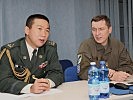 Oberst Madner weist den Gast in die Lage im Kosovo ein. (Bild öffnet sich in einem neuen Fenster)