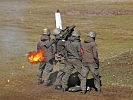 Die Soldaten beim Schießen mit einem Panzerabwehrrohr. (Bild öffnet sich in einem neuen Fenster)