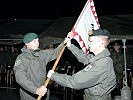 Oberst Wöhl-Danzinger, r., übernimmt das Feldzeichen. (Bild öffnet sich in einem neuen Fenster)