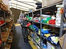 Vizeleutnant Hodnik kontrolliert die neuen Ersatzteile. (Bild öffnet sich in einem neuen Fenster)