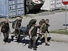 Voller Körpereinsatz bei der Übung "Bergen eines Verwundeten". (Bild öffnet sich in einem neuen Fenster)