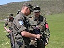 Ein österreichischer Soldat probt die Handhabung einer fremden Waffe. (Bild öffnet sich in einem neuen Fenster)