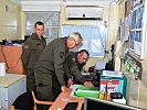 Generalleutnant Bair im Funkverkehr mit einer Patrouille. (Bild öffnet sich in einem neuen Fenster)