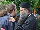 Padre Stephan begrüßt einen Mitbruder. (Bild öffnet sich in einem neuen Fenster)