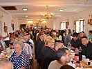 Tische und Bänke für die Agape wurden zur Verfügung gestellt. (Bild öffnet sich in einem neuen Fenster)