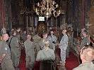 Padre Stephan erklärt die künstlerischen Malereien. (Bild öffnet sich in einem neuen Fenster)