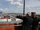 Oberst Staudacher mit Militärbischof Freistetter. (Bild öffnet sich in einem neuen Fenster)
