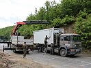 Einer der Container wird verladen. (Bild öffnet sich in einem neuen Fenster)