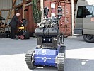 Der fernsteuerbare Roboter der Kampfmittelabwehrgruppe wurde vorgeführt. (Bild öffnet sich in einem neuen Fenster)