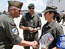 Offiziere des Bundesheer-Kontingents gratulieren Lipnik zum Erfolg. (Bild öffnet sich in einem neuen Fenster)