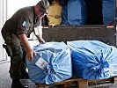 Der Postmeister beim Verladen. (Bild öffnet sich in einem neuen Fenster)