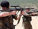 Mit dem Sturmgewehr 77, wird auf eine 10er Ringscheibe geschossen. (Bild öffnet sich in einem neuen Fenster)