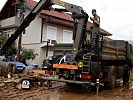 Zugsführer Wielfried Reischl bedient den Heckladekran. (Bild öffnet sich in einem neuen Fenster)