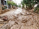 Bis zu einem Meter hoch reicht der Schlamm in den Straßen des Ortes. (Bild öffnet sich in einem neuen Fenster)