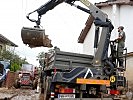 ...werden Schlamm und angeschwemmtes Holz verladen. (Bild öffnet sich in einem neuen Fenster)
