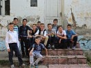 Die Schüler vor der alten Schule in Popolane. (Bild öffnet sich in einem neuen Fenster)