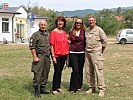 Im Hintergrund die neue Schule, v.l.: Gabelar, Hofer, Fuchs, Staudacher. (Bild öffnet sich in einem neuen Fenster)